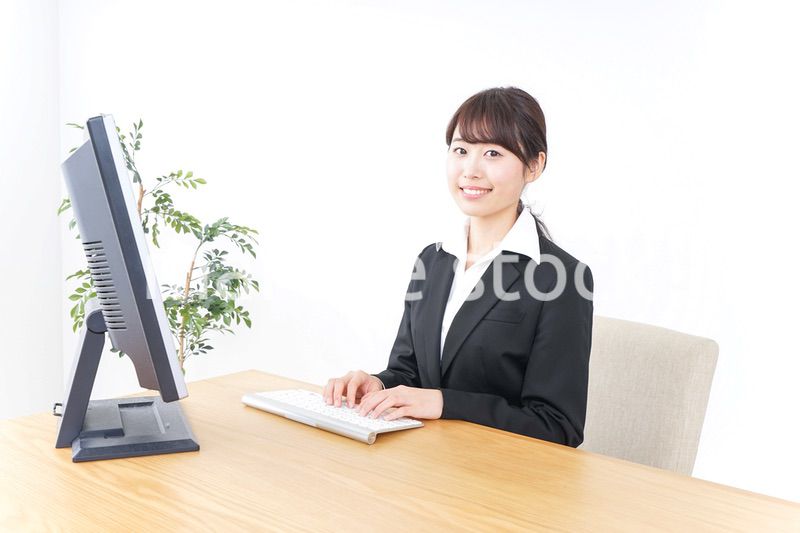 オフィスでデスクワークをする女性