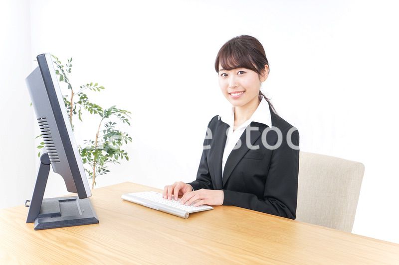 オフィスでデスクワークをする女性
