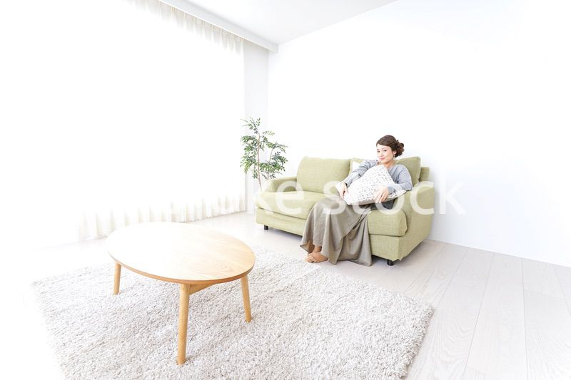 家でリラックスする一人暮らしの女性