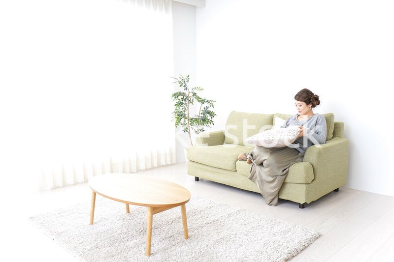 家でリラックスする一人暮らしの女性