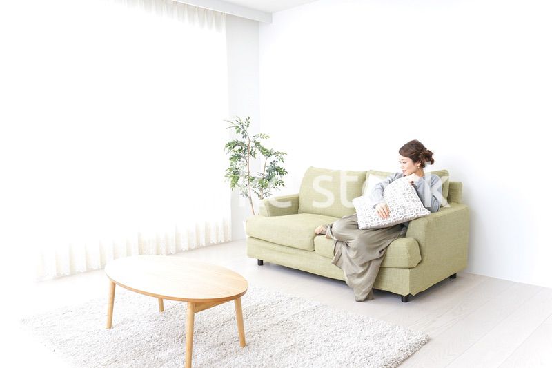 家でリラックスする一人暮らしの女性