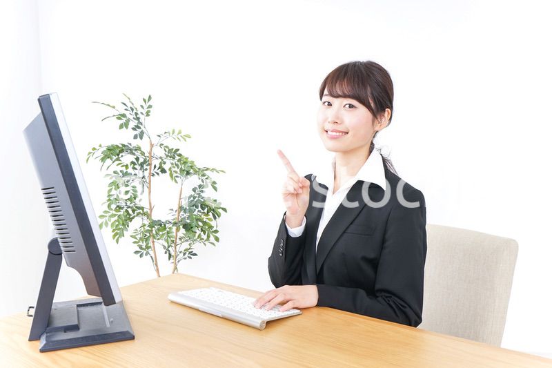 オフィスで指を指すビジネスウーマン