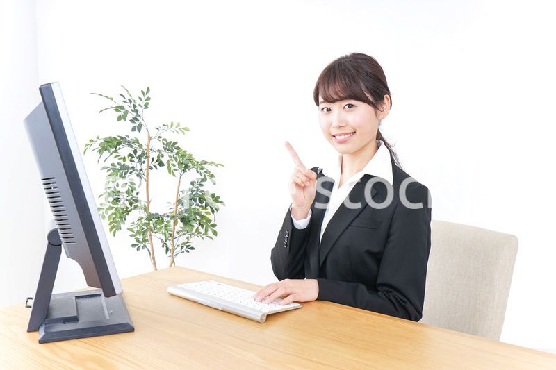 オフィスで指を指すビジネスウーマン