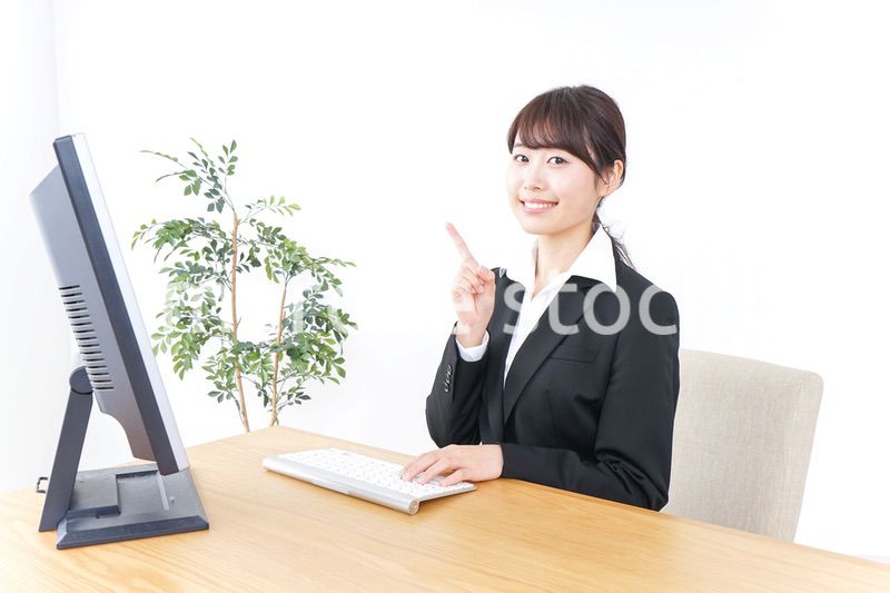 オフィスで指を指すビジネスウーマン
