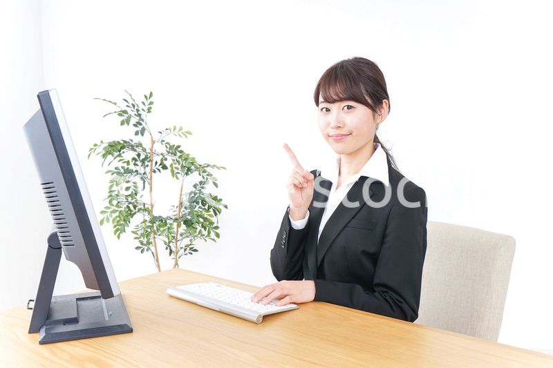 オフィスで指を指すビジネスウーマン