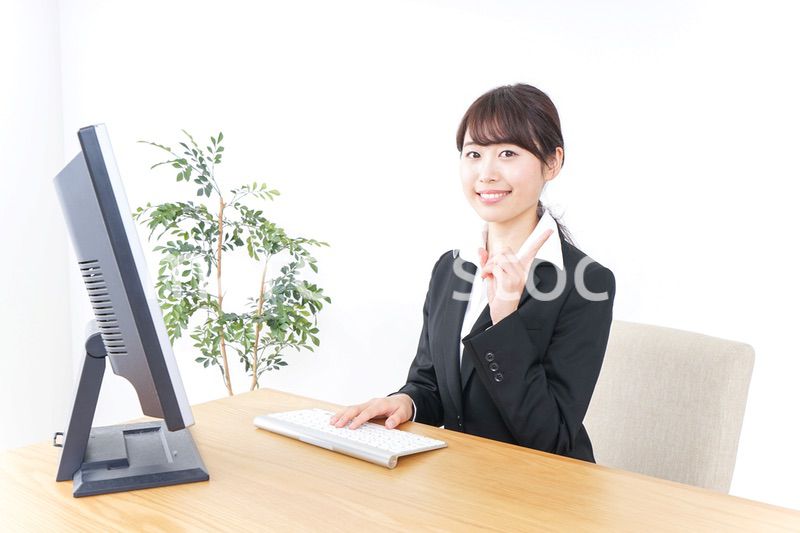 オフィスで指を指すビジネスウーマン