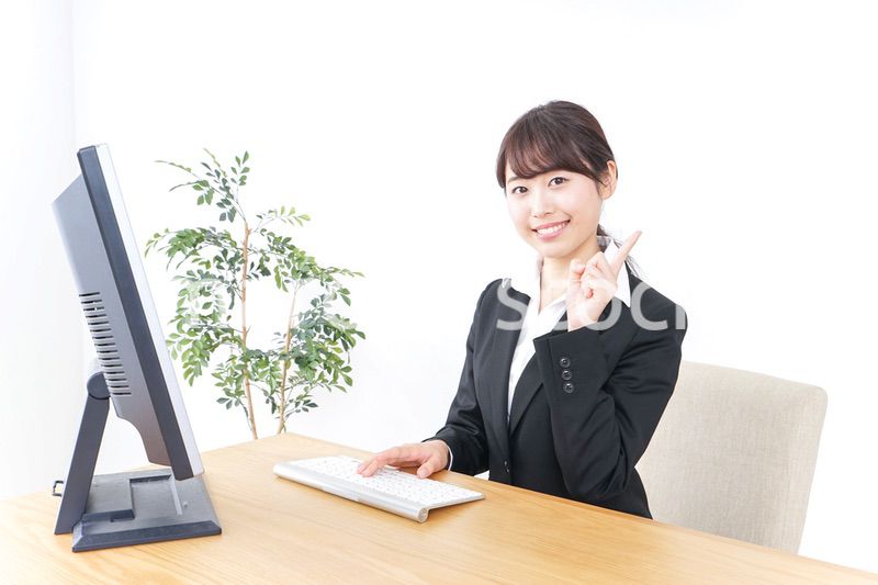 オフィスで指を指すビジネスウーマン