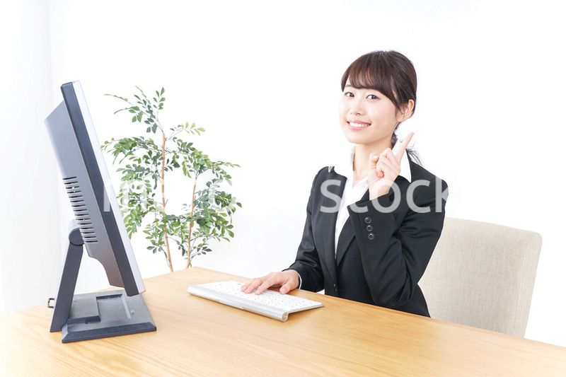 オフィスで指を指すビジネスウーマン