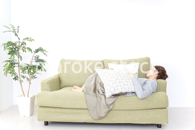 家で寝る女性