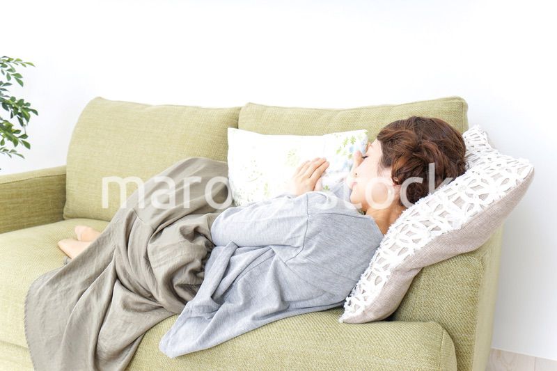 家で寝る女性