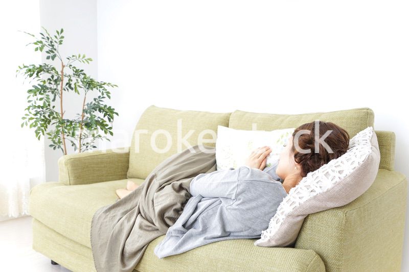 家で寝る女性
