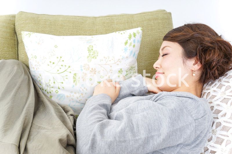 家で寝る女性