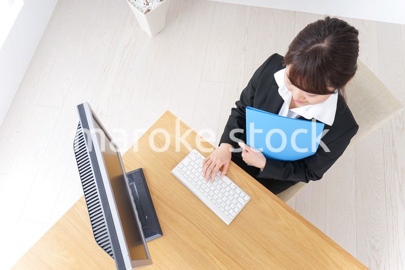 オフィスでデスクワークをする女性