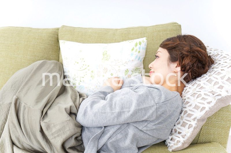 家で寝る女性