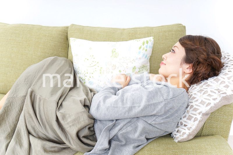 家で寝る女性