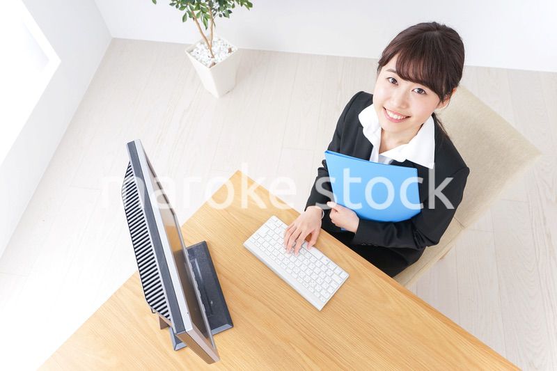 オフィスでデスクワークをする女性