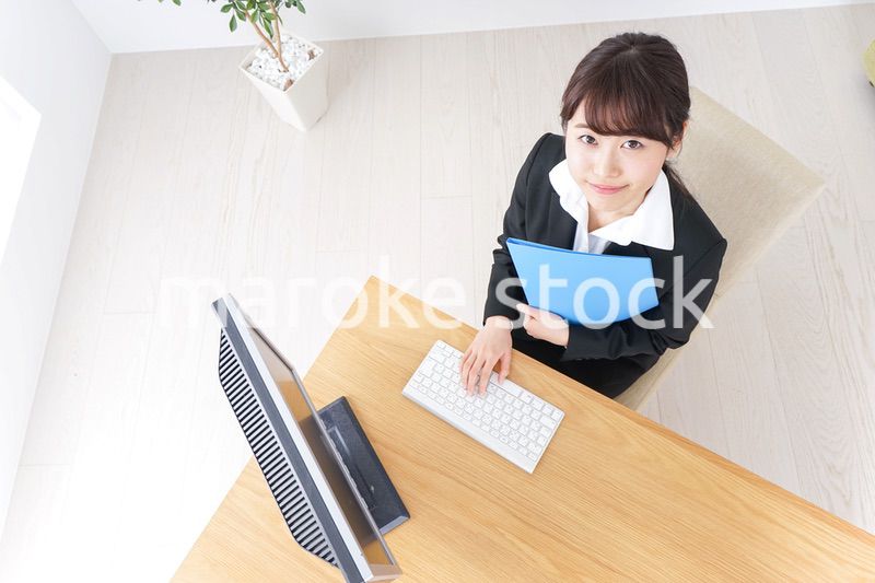オフィスでデスクワークをする女性