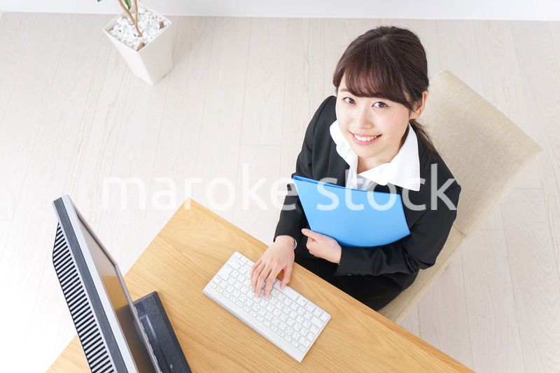 オフィスでデスクワークをする女性