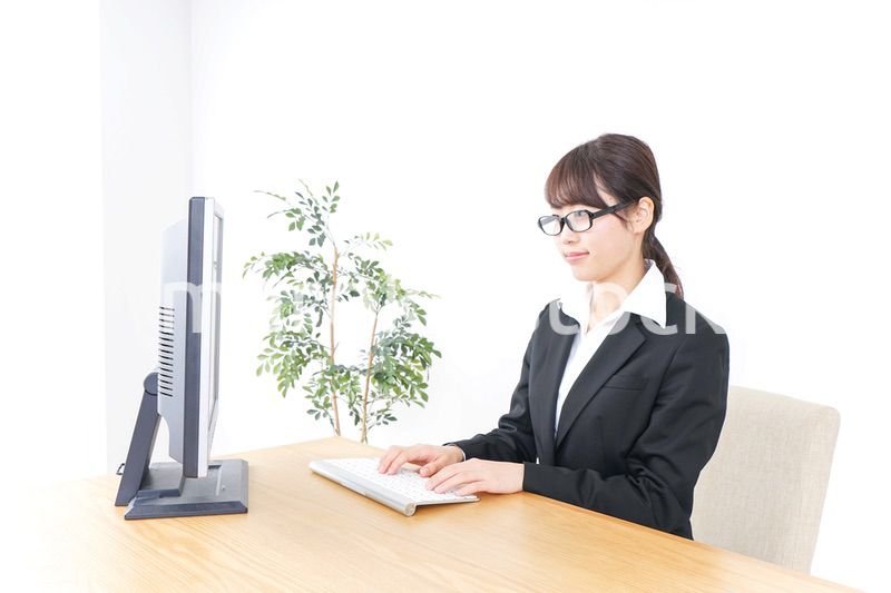 ドライアイ・目の疲労に苦しむビジネスウーマン