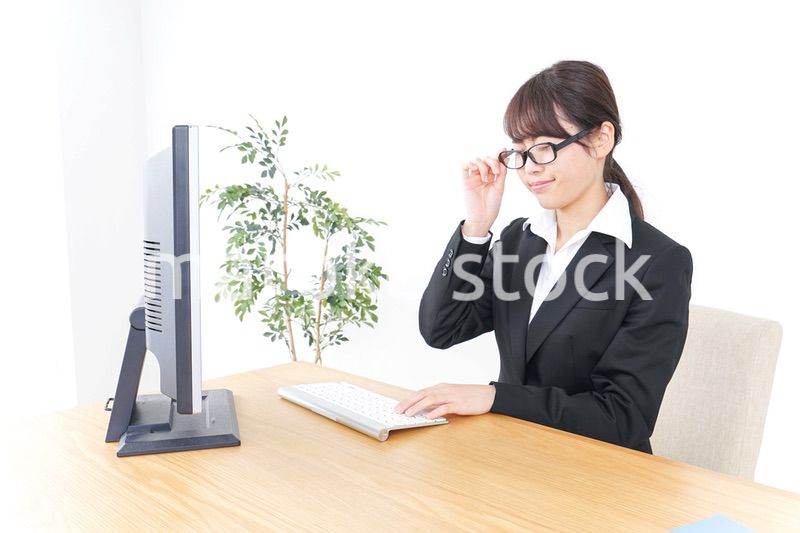 ドライアイ・目の疲労に苦しむビジネスウーマン