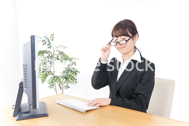 ドライアイ・目の疲労に苦しむビジネスウーマン