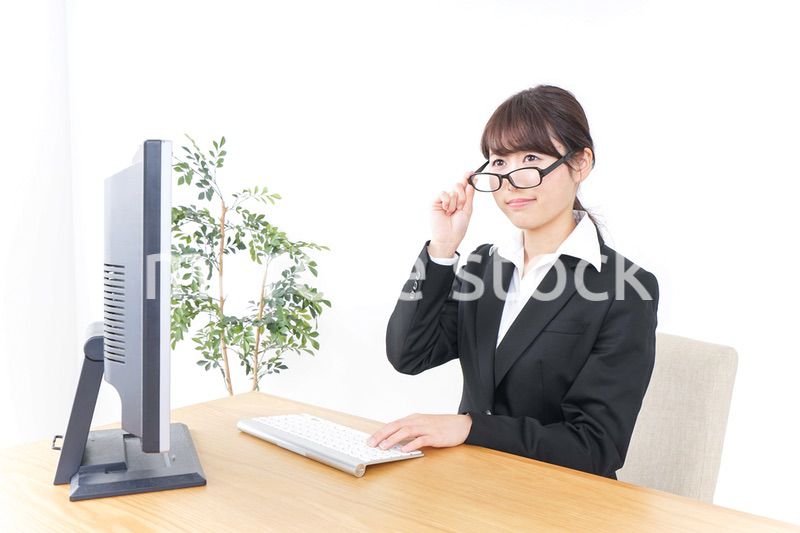 ドライアイ・目の疲労に苦しむビジネスウーマン