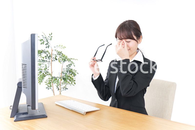 ドライアイ・目の疲労に苦しむビジネスウーマン