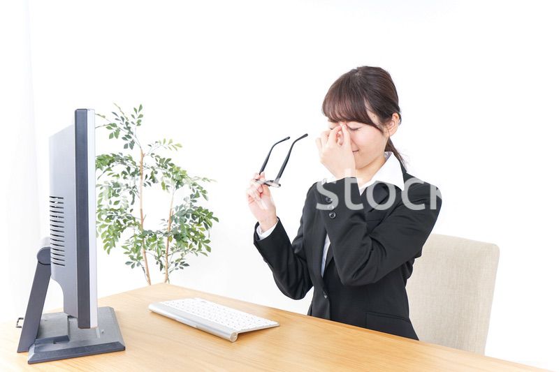 ドライアイ・目の疲労に苦しむビジネスウーマン
