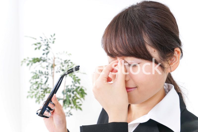 ドライアイ・目の疲労に苦しむビジネスウーマン