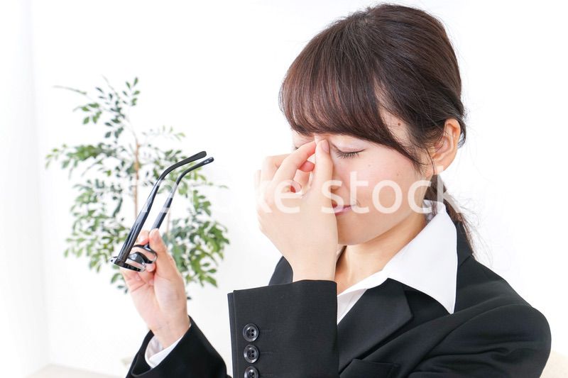 ドライアイ・目の疲労に苦しむビジネスウーマン