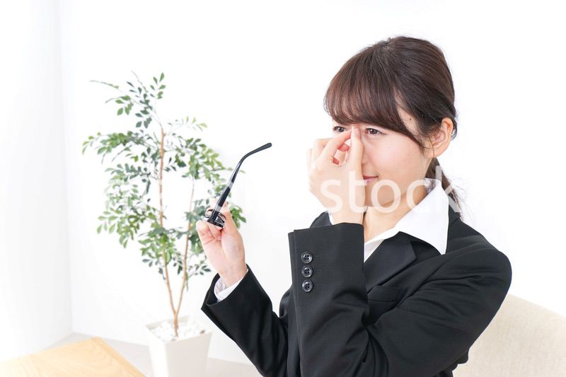 ドライアイ・目の疲労に苦しむビジネスウーマン