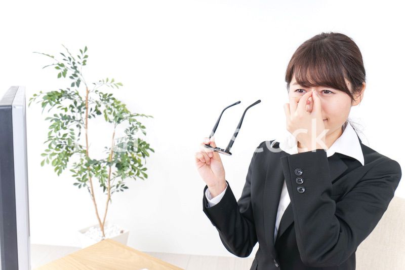 ドライアイ・目の疲労に苦しむビジネスウーマン