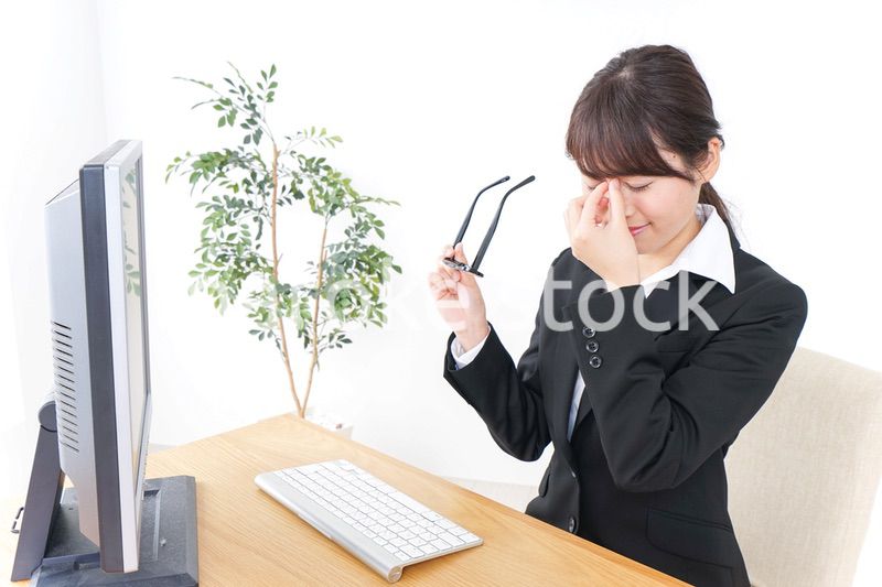 ドライアイ・目の疲労に苦しむビジネスウーマン