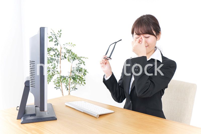 ドライアイ・目の疲労に苦しむビジネスウーマン