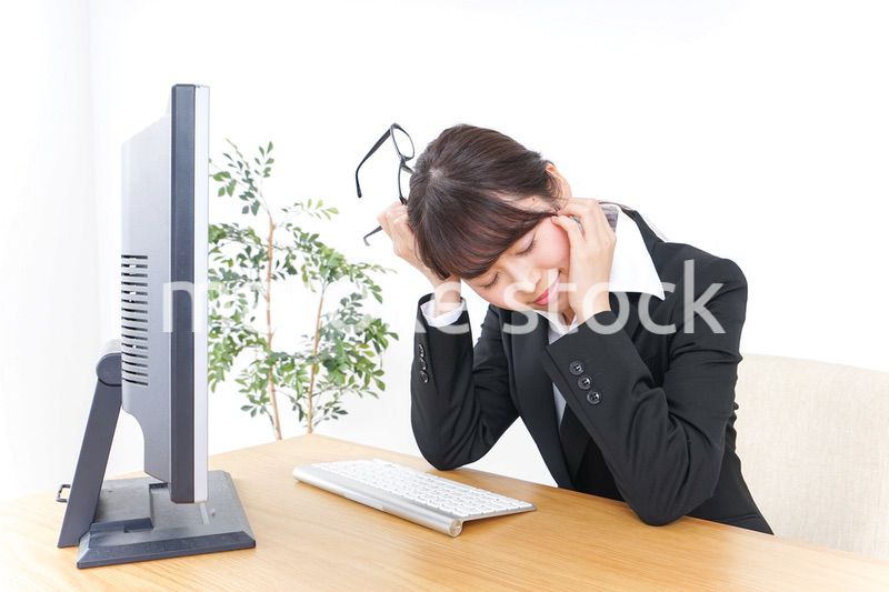 ドライアイ・目の疲労に苦しむビジネスウーマン