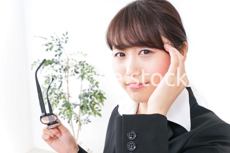 ドライアイ・目の疲労に苦しむビジネスウーマン