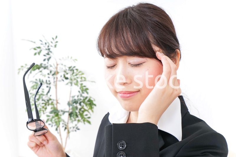 ドライアイ・目の疲労に苦しむビジネスウーマン