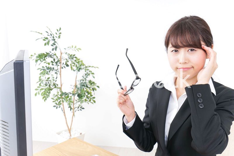 ドライアイ・目の疲労に苦しむビジネスウーマン