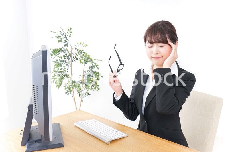 ドライアイ・目の疲労に苦しむビジネスウーマン