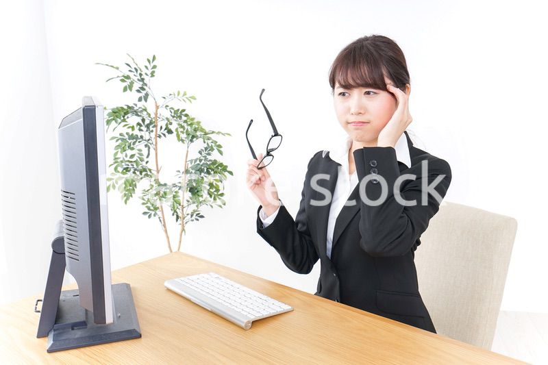 ドライアイ・目の疲労に苦しむビジネスウーマン