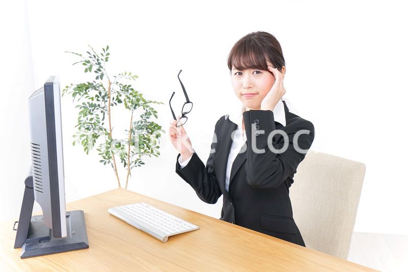 ドライアイ・目の疲労に苦しむビジネスウーマン