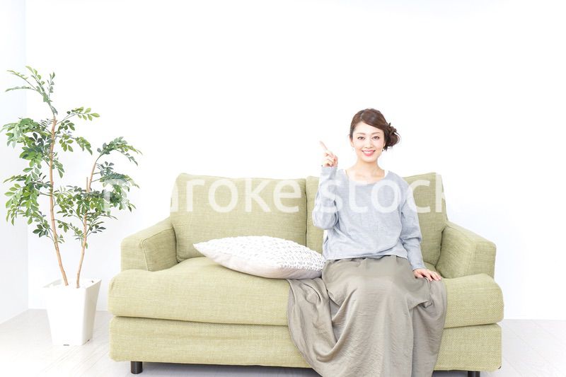 家で指差す女性