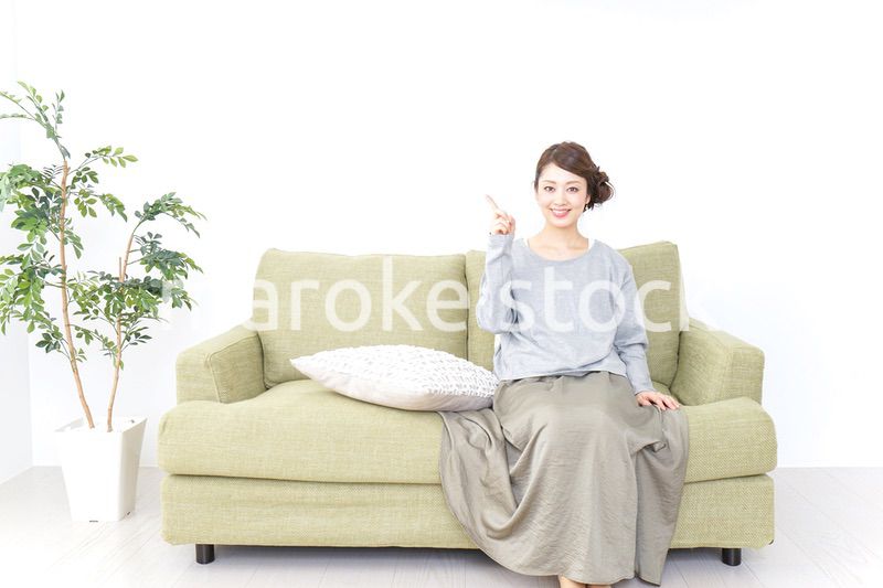家で指差す女性