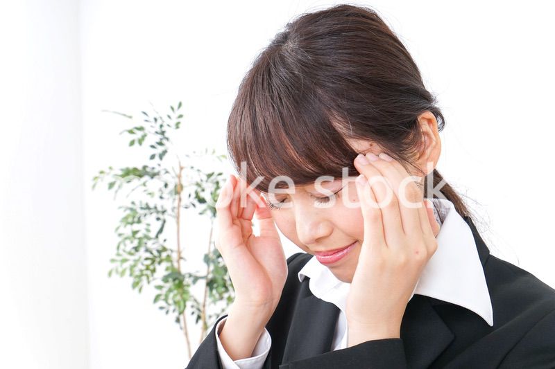頭痛に苦しむビジネスウーマン