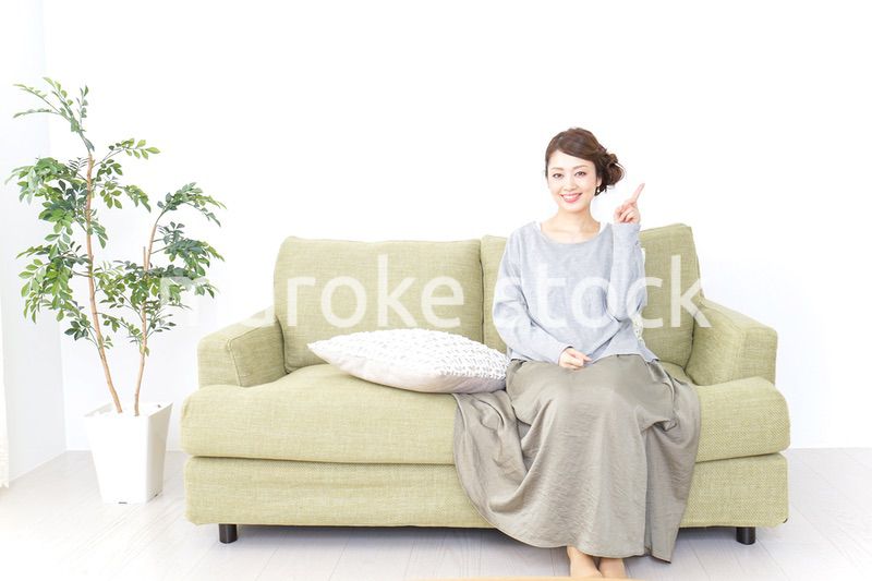 家で指差す女性