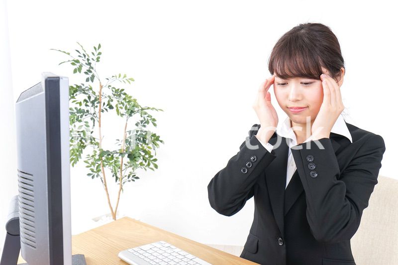 頭痛に苦しむビジネスウーマン