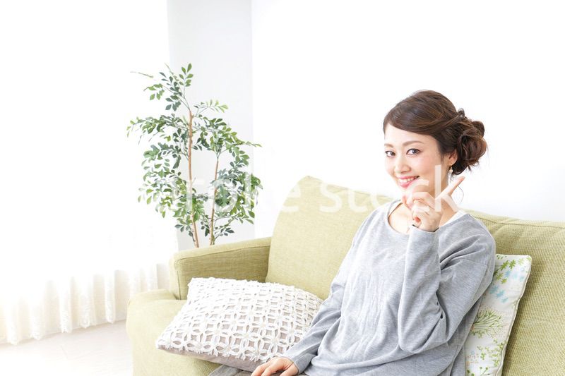 家で指差す女性