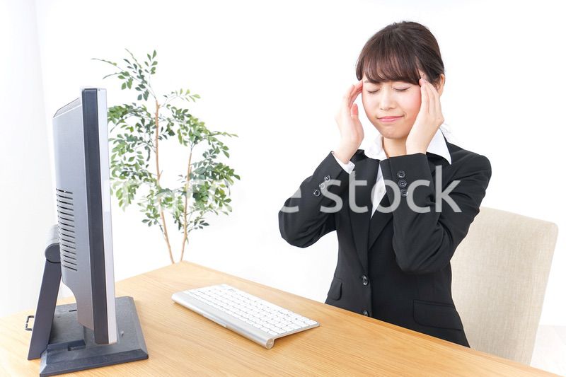 頭痛に苦しむビジネスウーマン