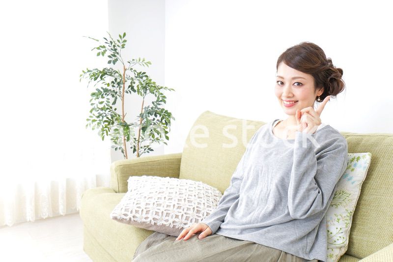 家で指差す女性
