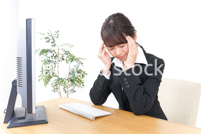 頭痛に苦しむビジネスウーマン